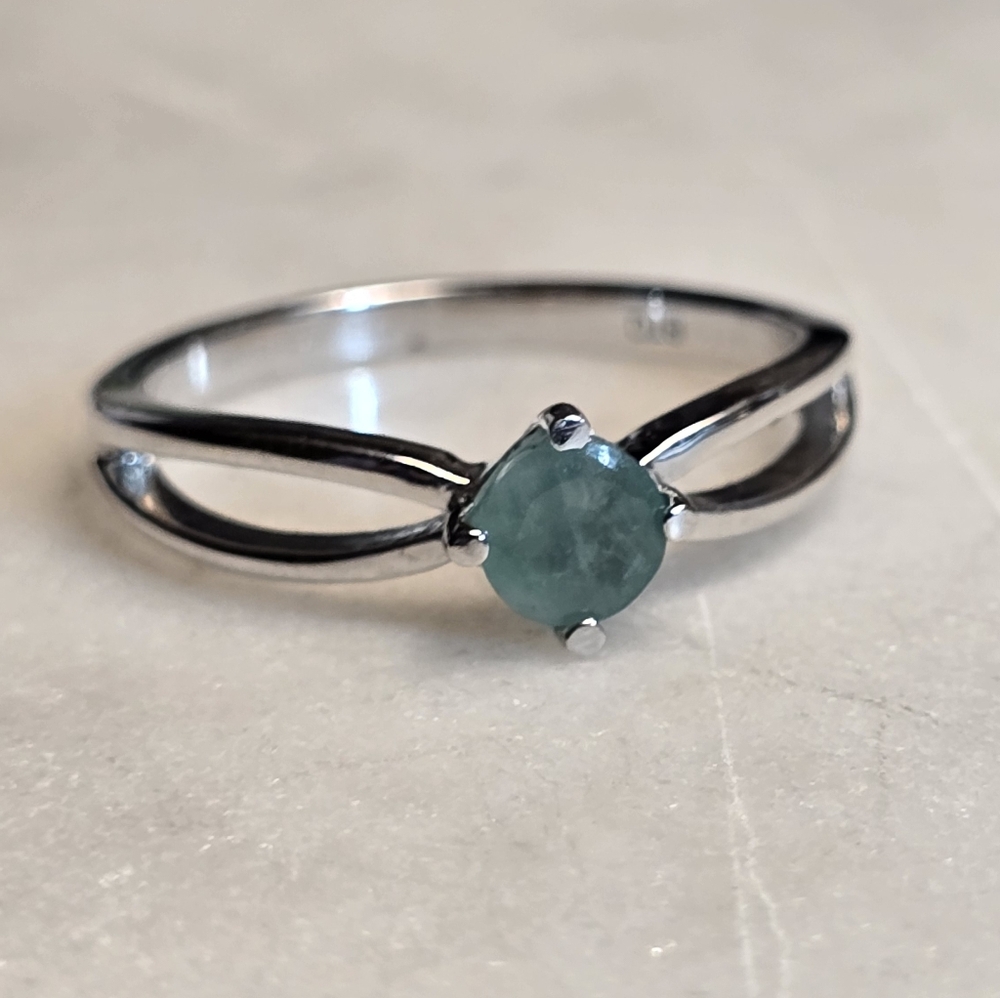 Elegant Silver Ring with Emerald Stone